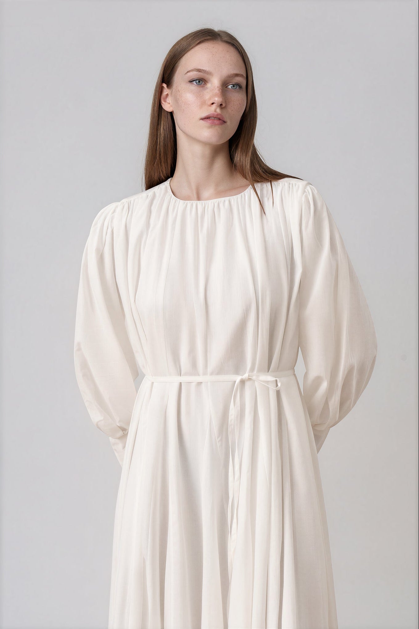 Fließendes Maxikleid mit Bindegürtel