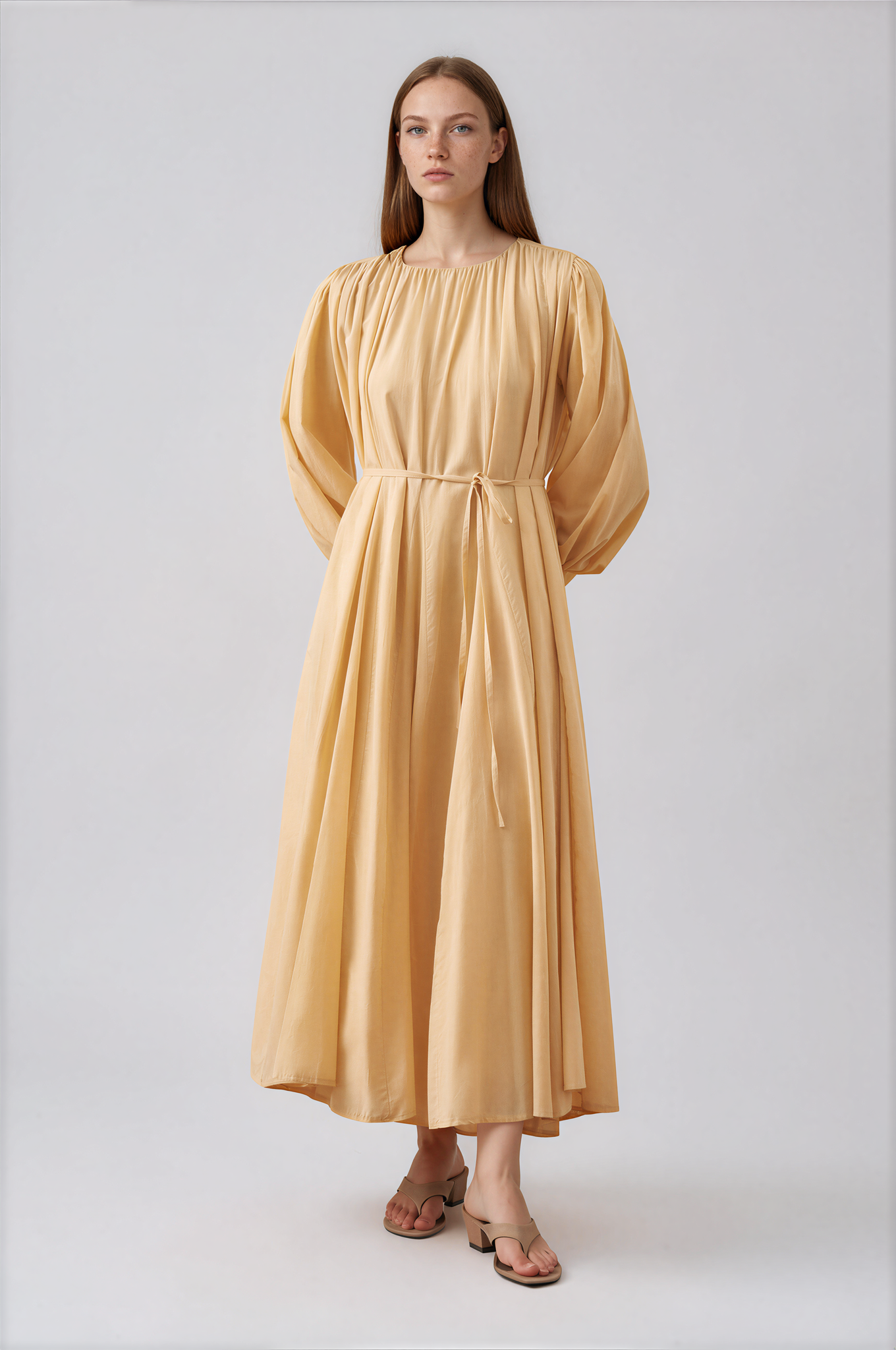Fließendes Maxikleid mit Bindegürtel