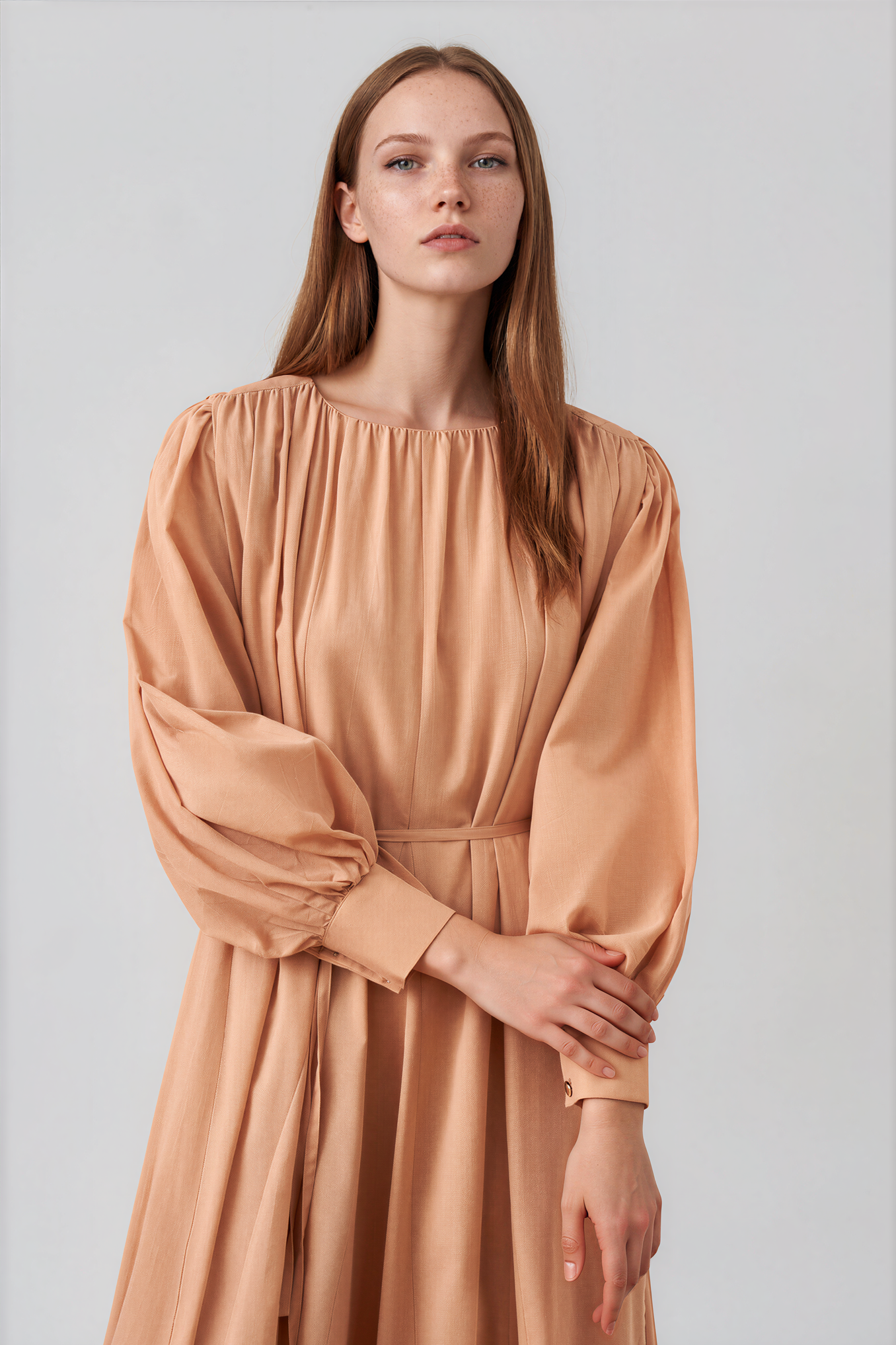 Fließendes Maxikleid mit Bindegürtel