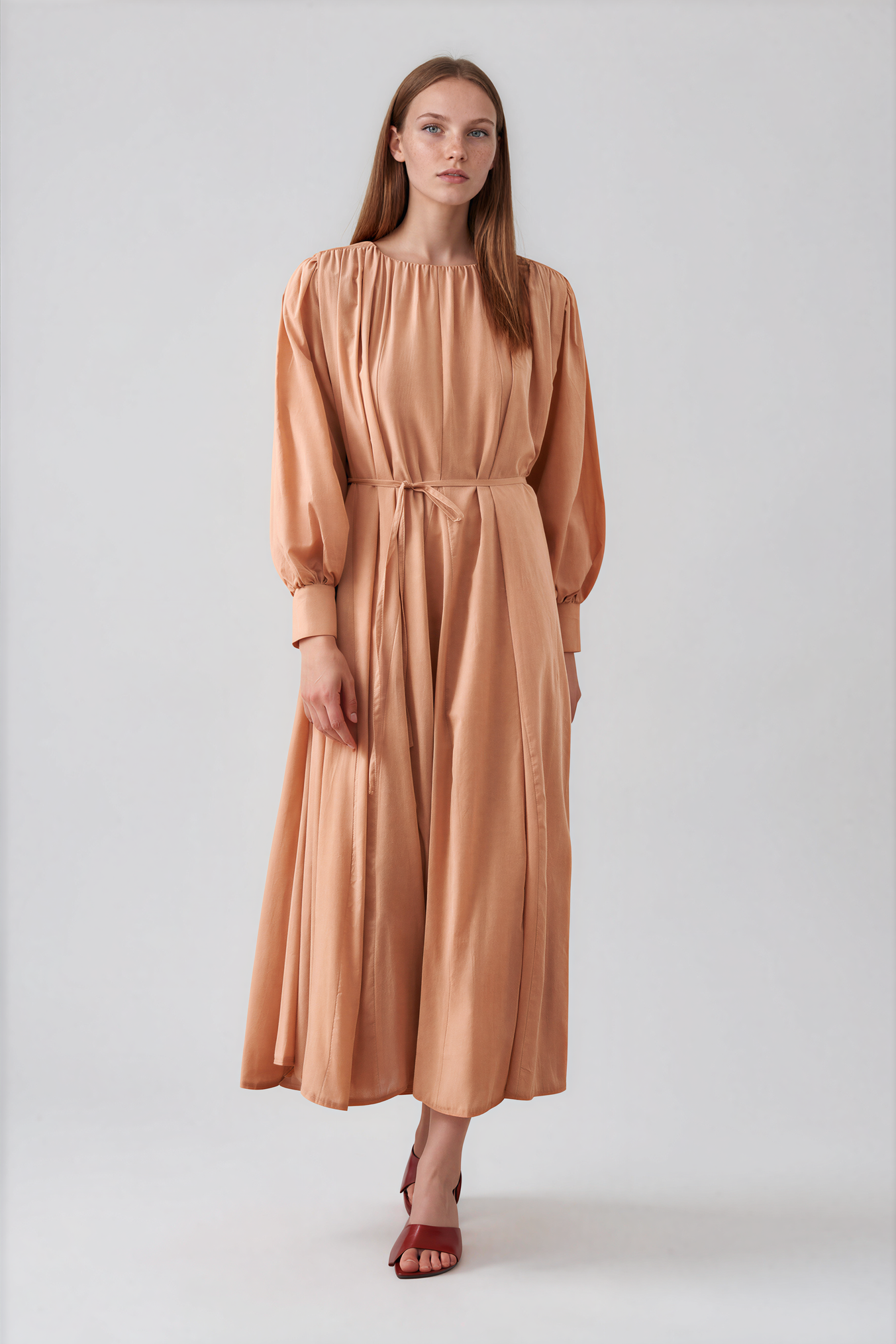 Fließendes Maxikleid mit Bindegürtel