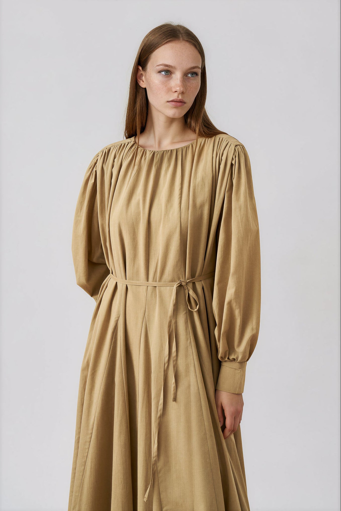 Fließendes Maxikleid mit Bindegürtel