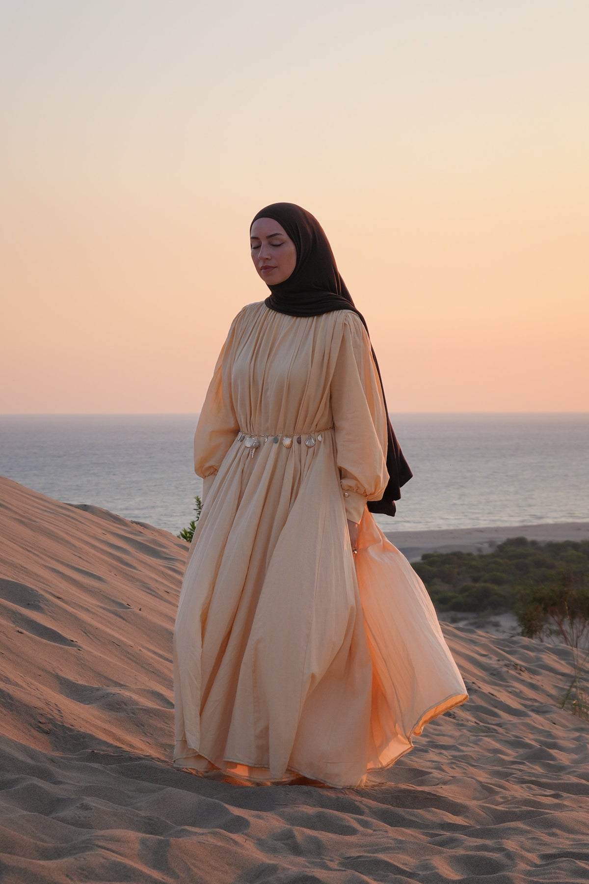 Fließendes Maxikleid mit Bindegürtel