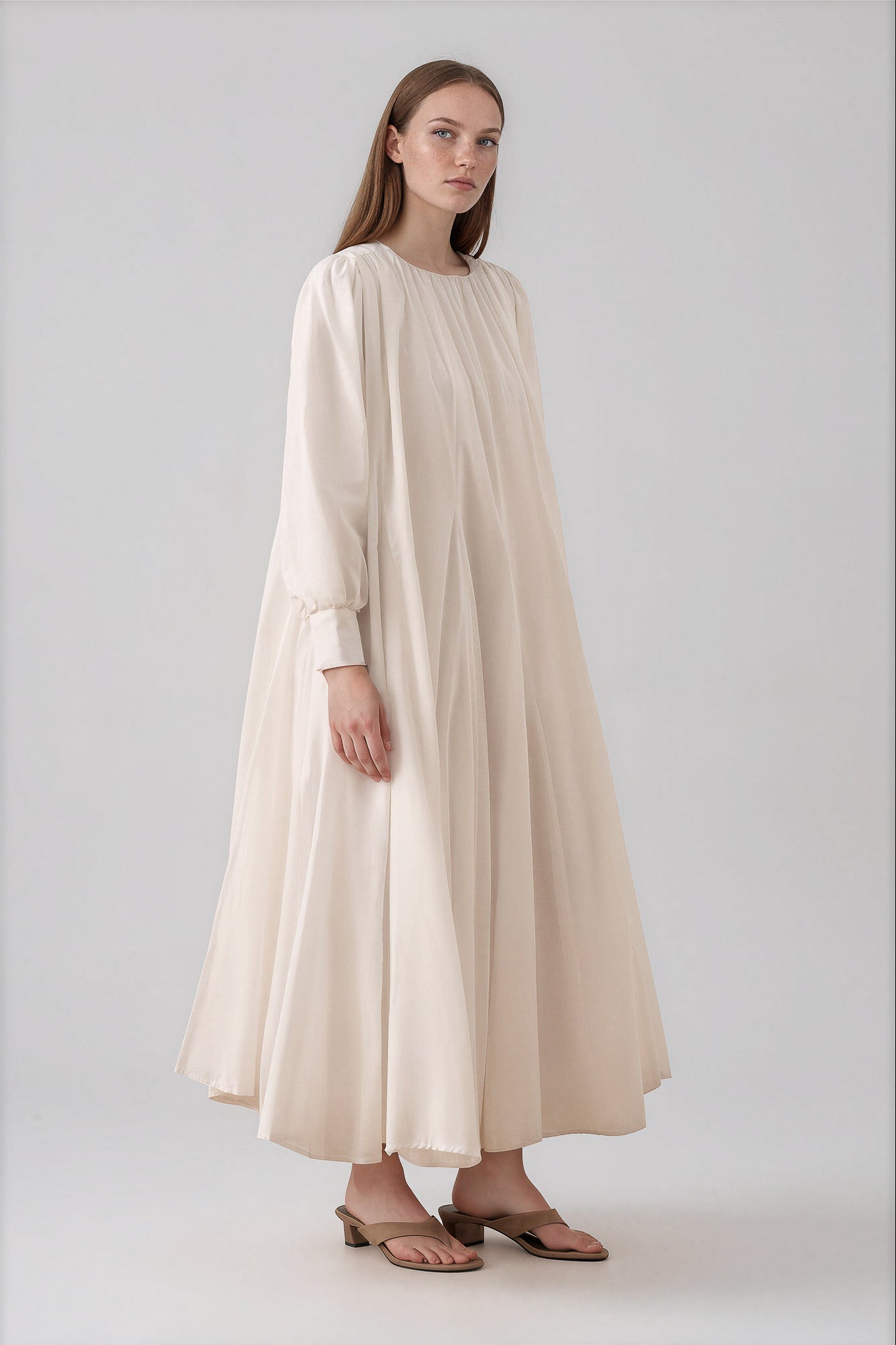 Fließendes Maxikleid mit Bindegürtel