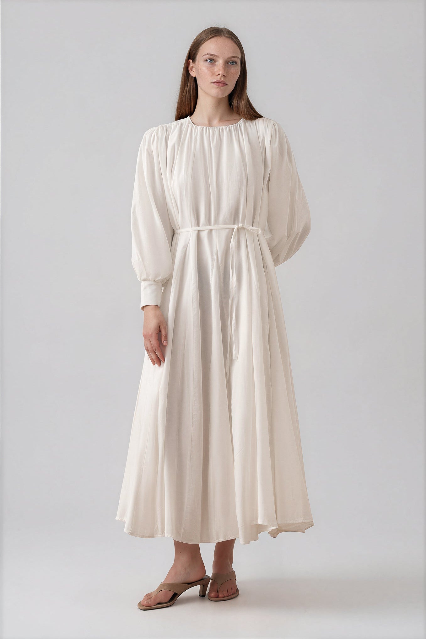 Fließendes Maxikleid mit Bindegürtel