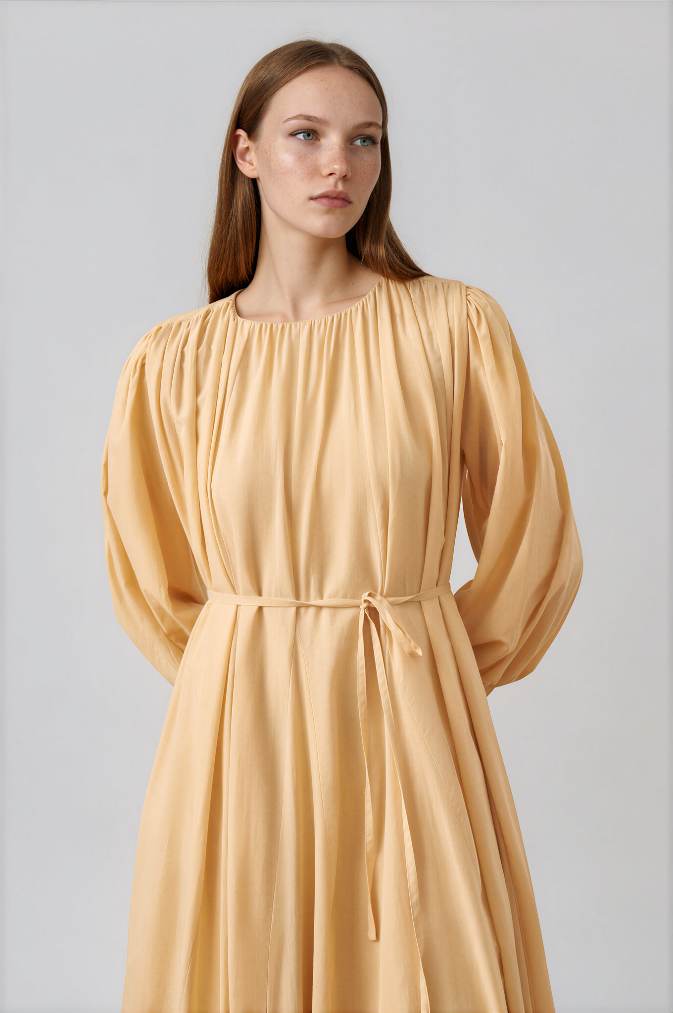Fließendes Maxikleid mit Bindegürtel
