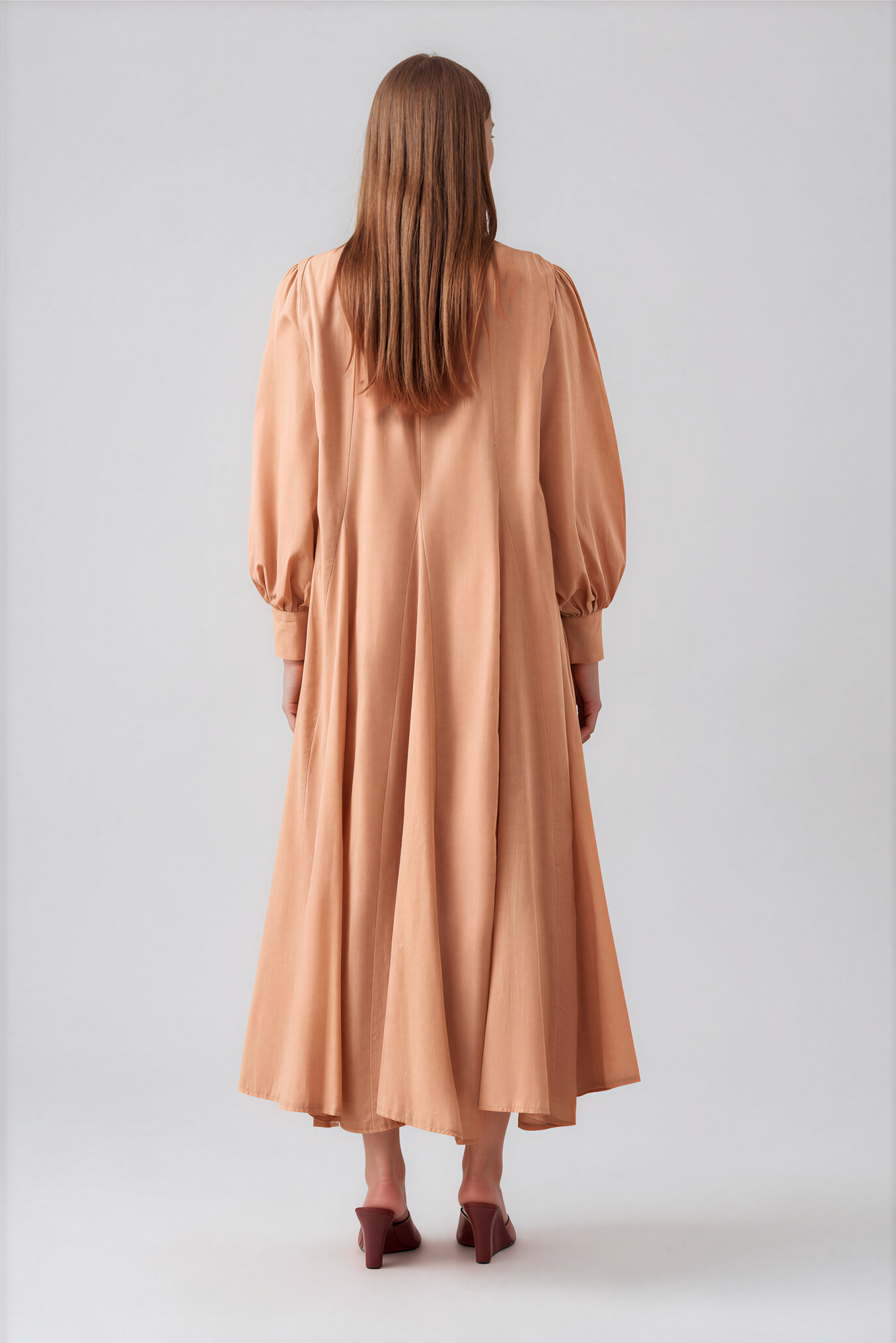 Fließendes Maxikleid mit Bindegürtel