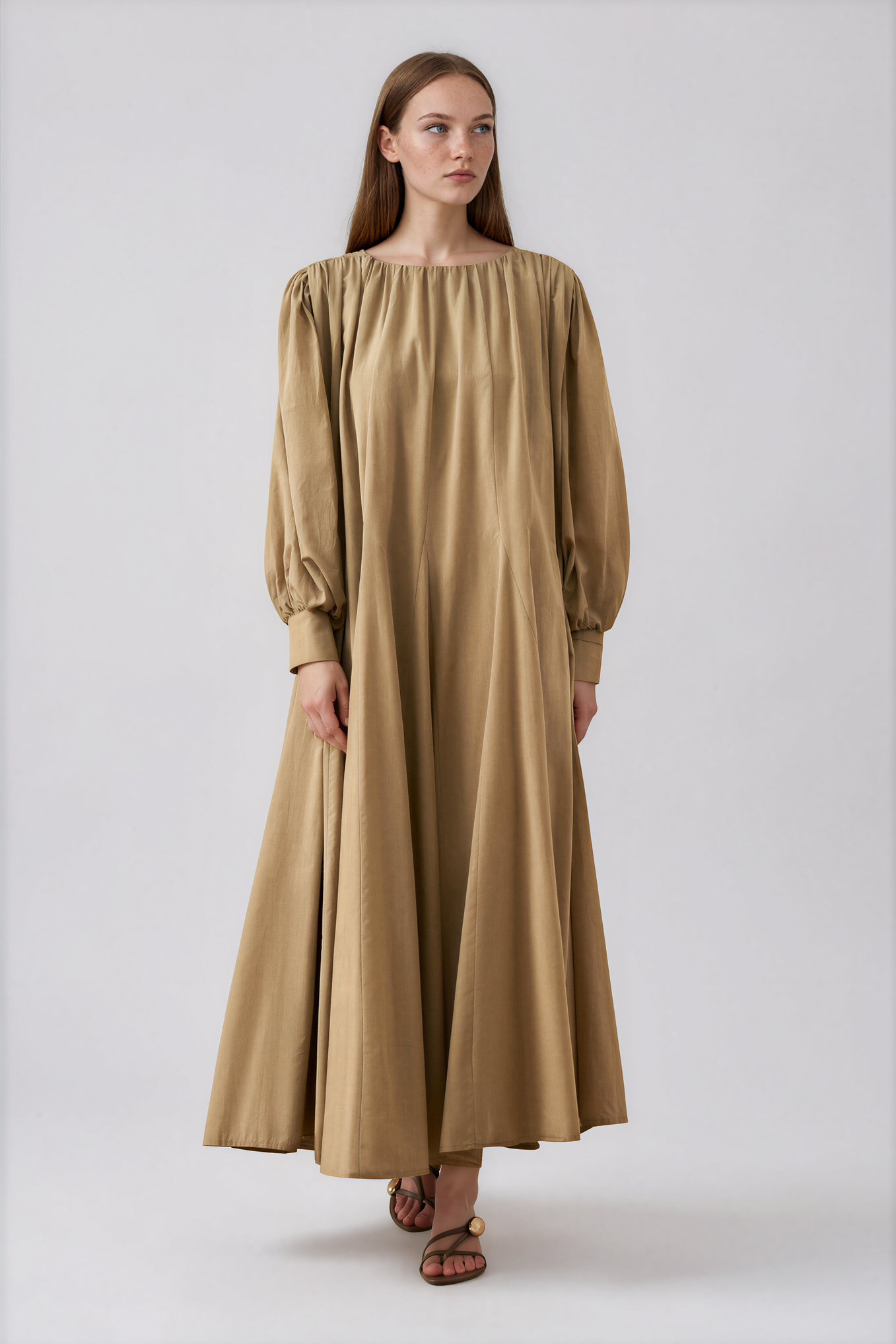 Fließendes Maxikleid mit Bindegürtel