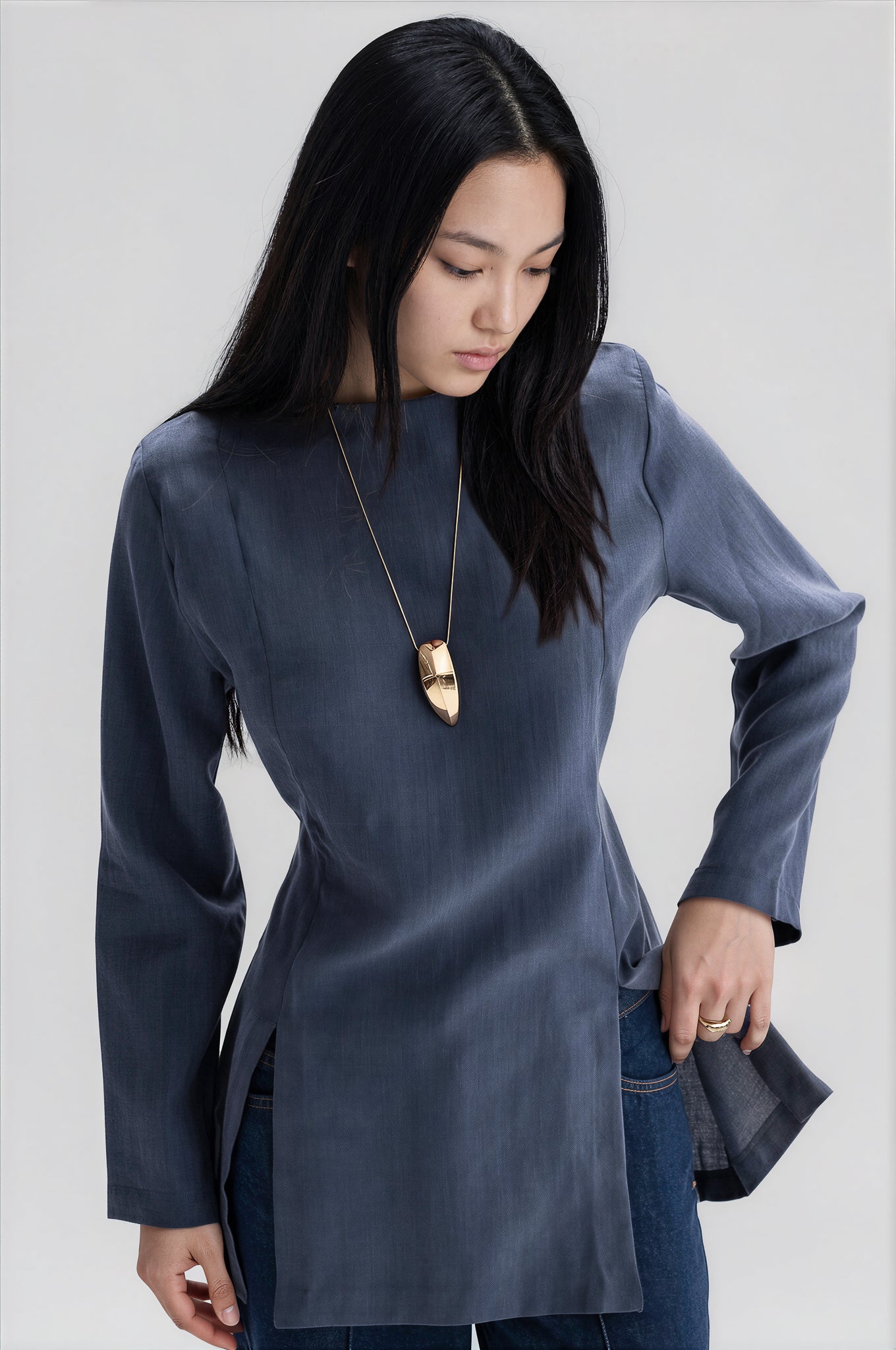 Elegante Bluse mit Seitenschlitzen